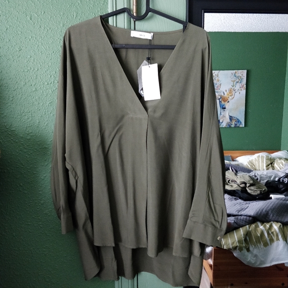 CLEARANCE NWT MANGO V NECK BLOUSE IN SIZE 4 KHAKI - Picture 3 of 9